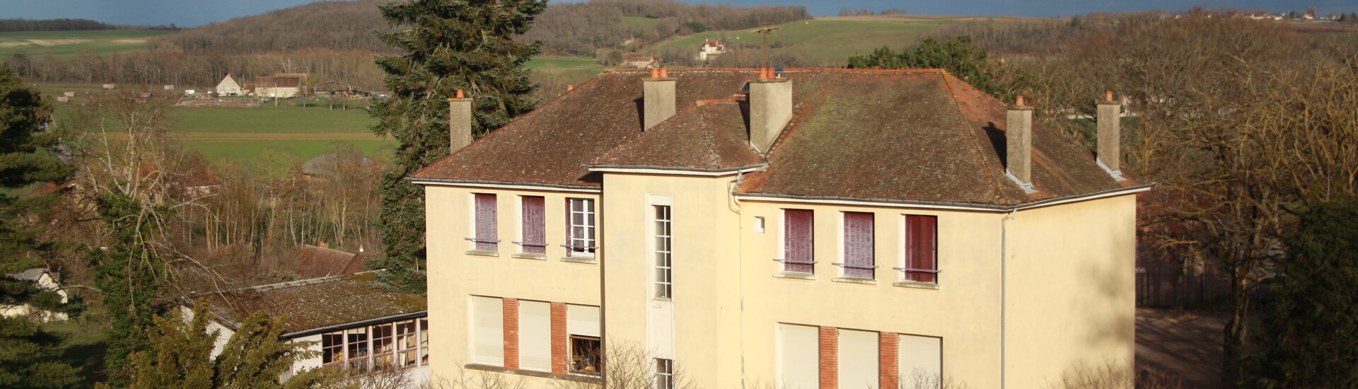 L’école de Verneuil fait partie du RPI Bransat – Saulcet – Verneuil.