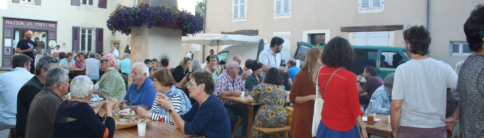 Chaque été, la municipalité et le comité tourisme de Verneuil en Bourbonnais organise le P’tit Marché de Barnabé deux ou trois fois en fin de soirée. 